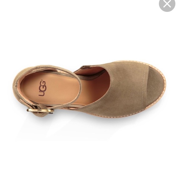 🎁NIB AUTHENTIC UGG shoes on clearance w/ FREE 🎁 - Picture 7 of 8